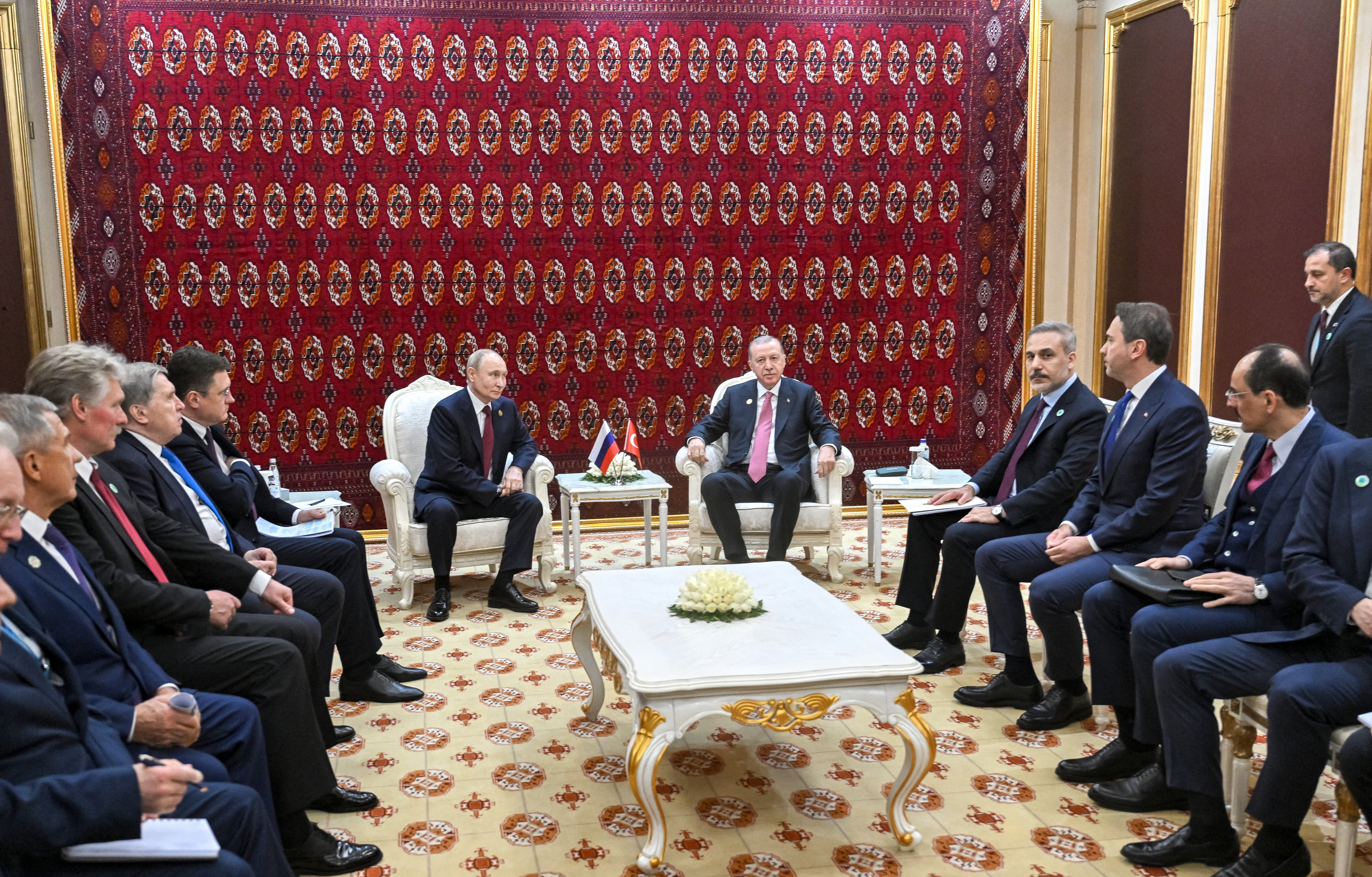 Reacția lui Putin când și-a dat seama că nu îi merge microfonul și nimeni nu aude ce spune. VIDEO