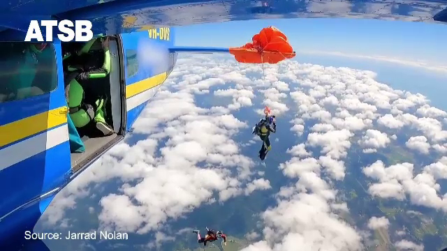 Un parașutist a rămas agățat de coada avionului, după un salt ratat. Cum a reușit să se elibereze