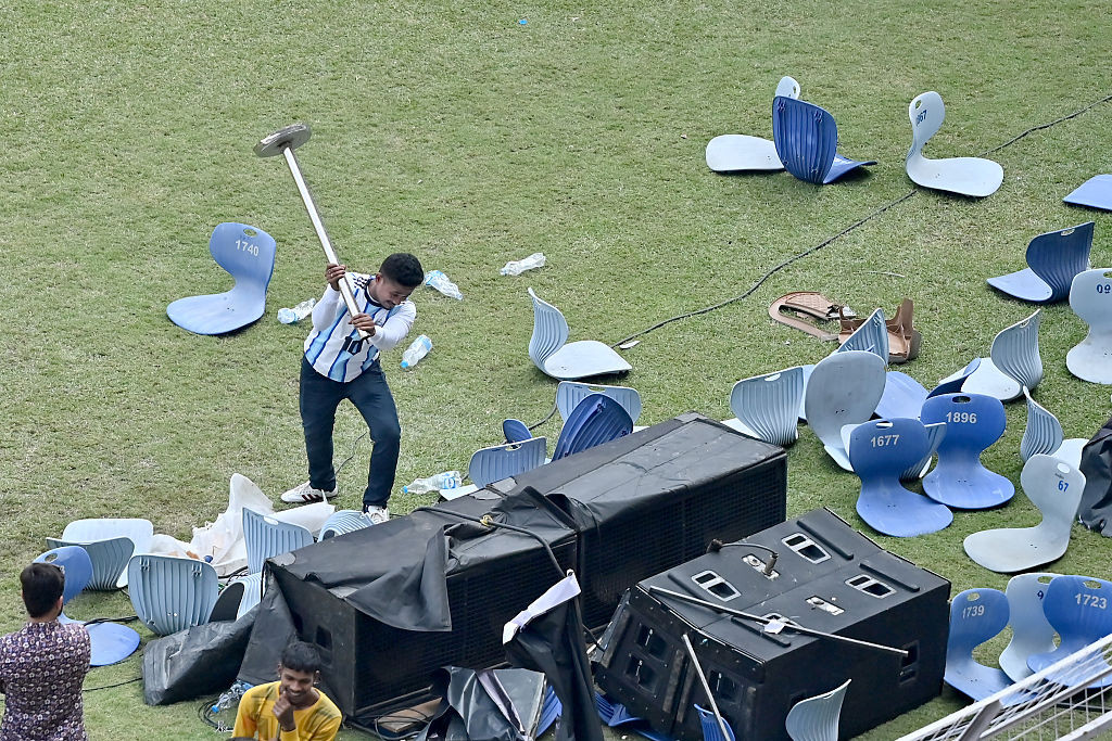 Vizita lui Messi în India s-a transformat într-un fiasco. Fanii au aruncat cu scaune pe stadion