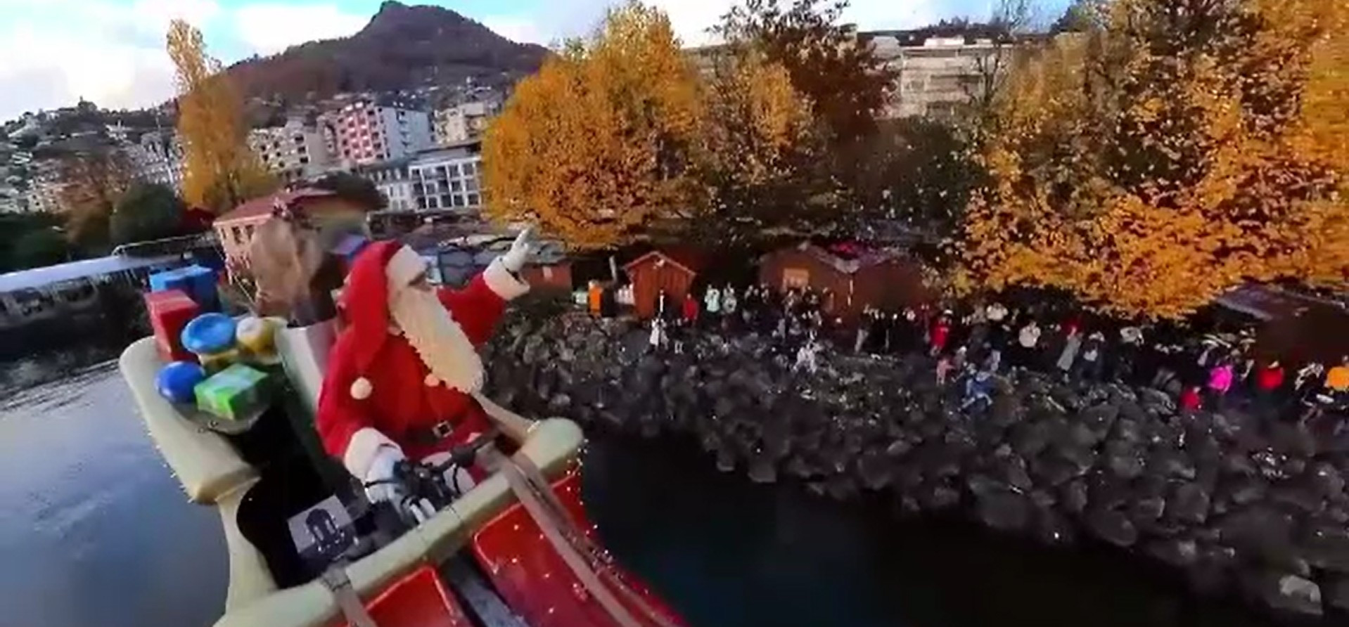 Moș Crăciun își testează sania deasupra Lacului Geneva. A fost surprins zburând la un târg de Crăciun