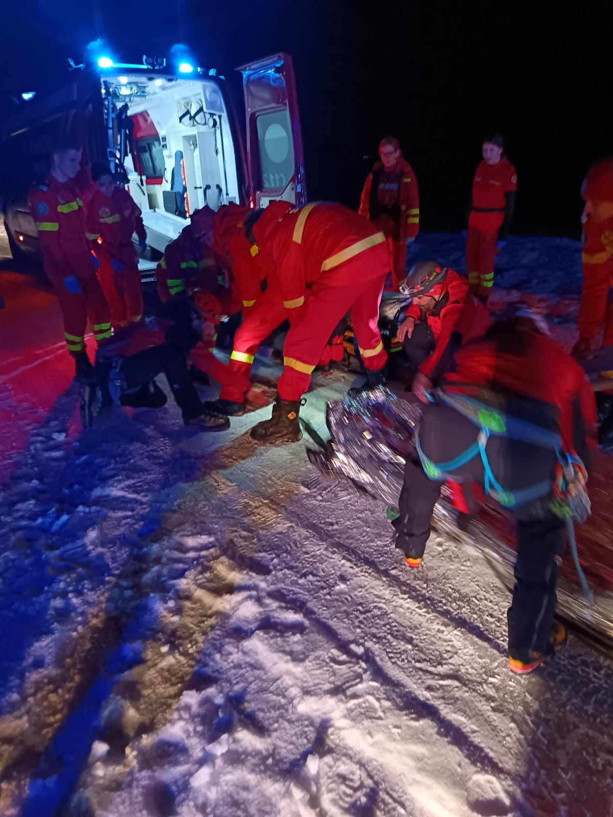 Un turist a fost grav rănit după ce a căzut în Munţii Făgăraş. Are leziuni la cap și la coloana vertebrală