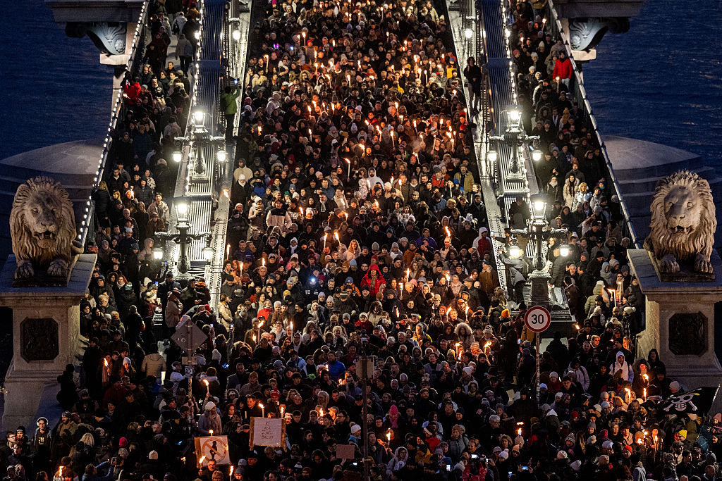 Mii de maghiari au protestat la Budapesta cerând demisia lui Viktor Orban. Sunt acuzate abuzuri într-un centru pentru minori