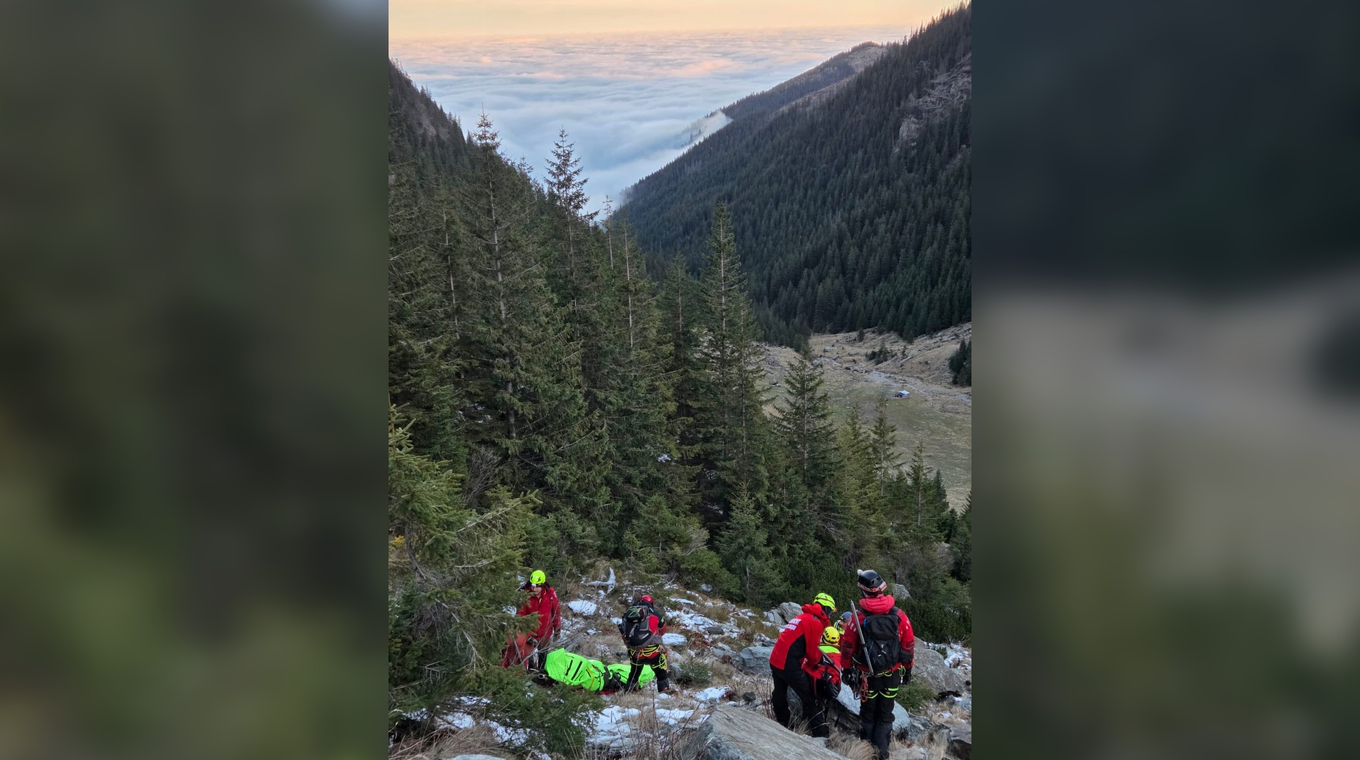 Un bărbat accidentat în Munţii Făgăraş a fost predat echipajului SMURD după o intervenţie care a durat 16 ore