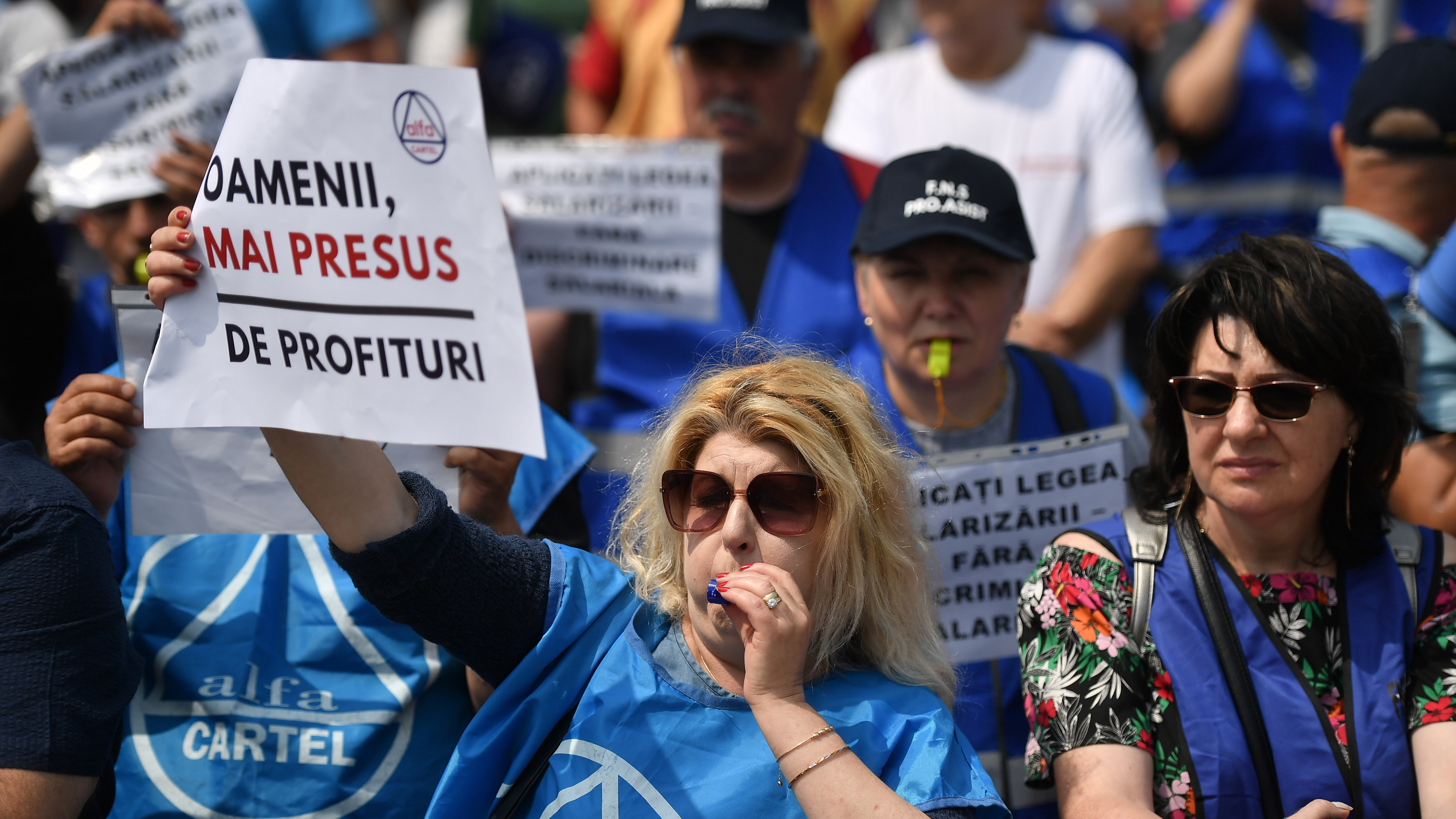 Sindicatele îi cer lui Ilie Bolojan să crească salariul minim: Reducerea deficitului se face prin sacrificarea cetățenilor