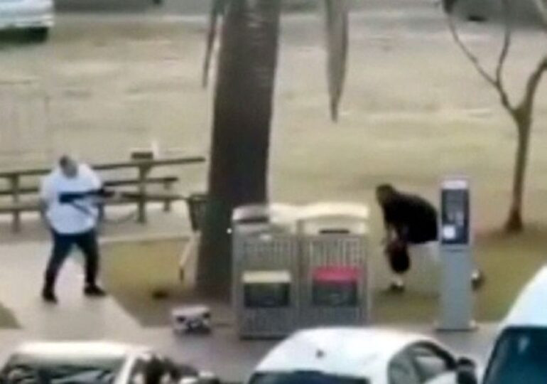 Cine este eroul care s-a luptat cu mâinile goale cu un atacator înarmat pe plaja Bondi, din Australia. VIDEO