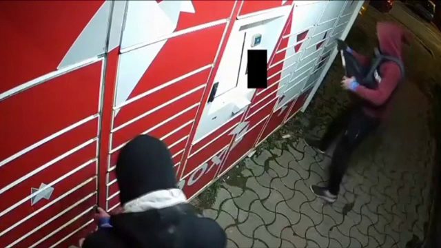 Tentativă de furt la un easybox în Bacău. Doi tineri au comandat telefoane scumpe și au vrut să le ia cu ranga