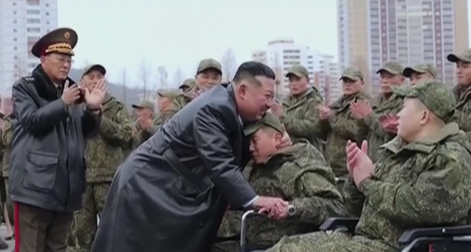 Soldații nord-coreeni care au luptat în Rusia s-au întors acasă. Cum au fost primiți de Kim Jong Un | VIDEO