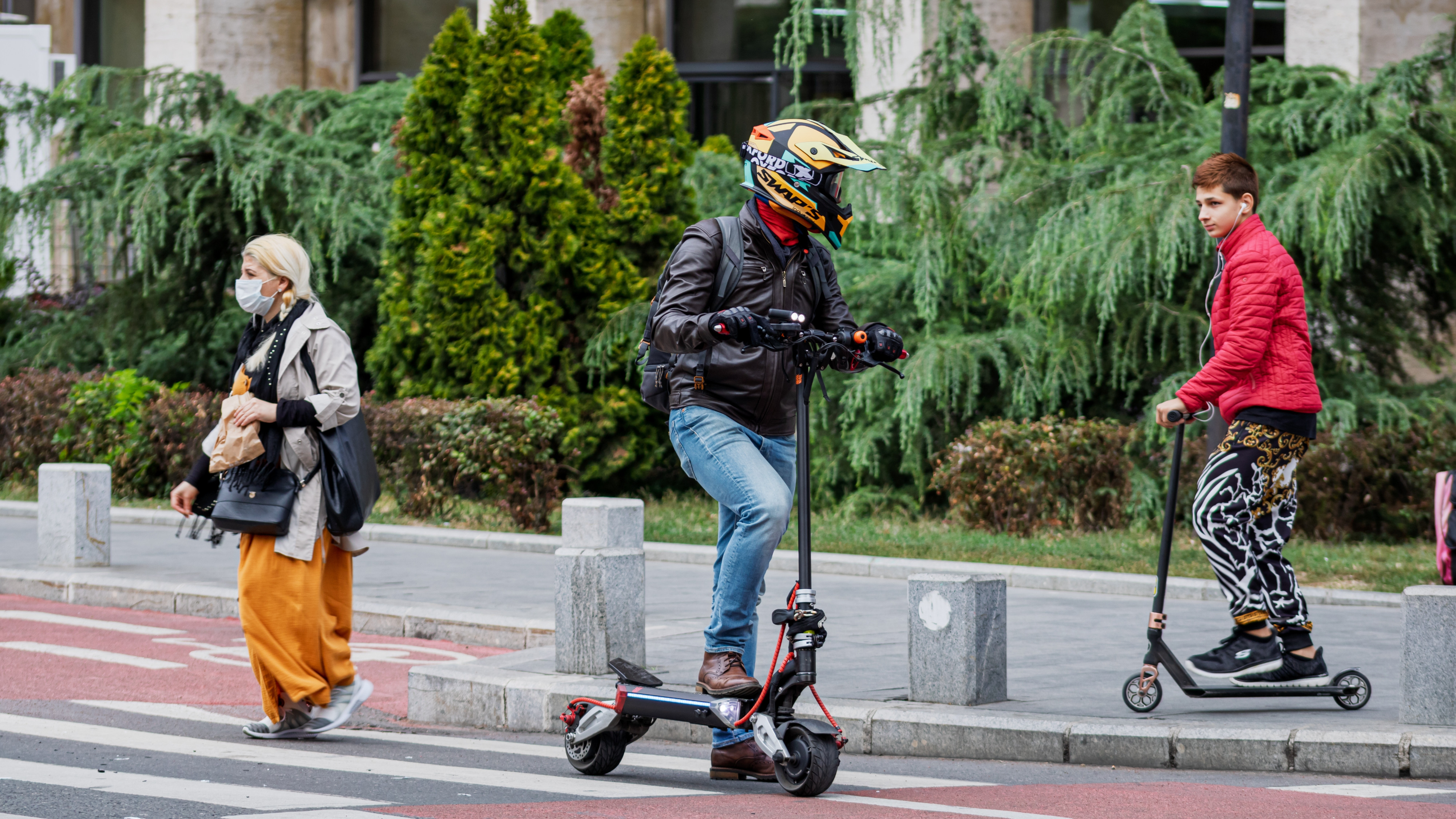 Cine va fi obligat să-și facă RCA la trotineta electrică. Despăgubirile pe care le plătesc asiguratorii în caz de accident