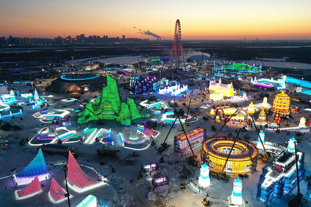 Unde se deschide cel mai mare parc tematic de iarnă din lume. Orașul de gheață își așteaptă vizitatorii | GALERIE FOTO