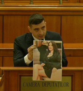 VIDEO. Liderul AUR, George Simion, a venit în Parlament, la moțiunea de cenzură, cu o fotografie cu Monica Hunyadi