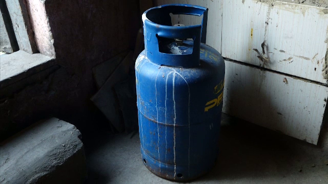 Un tânăr din Neamț a dat foc unei butelii din casa iubitei sale, din cauza geloziei. În încăpere erau și cei trei copii