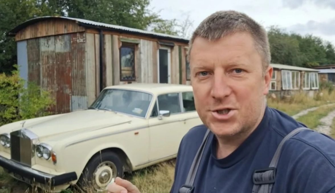 Un YouTuber a cumpărat un Rolls-Royce cu 2.300 de euro. După ce a ridicat capota mașinii, a avut parte de o surpriză