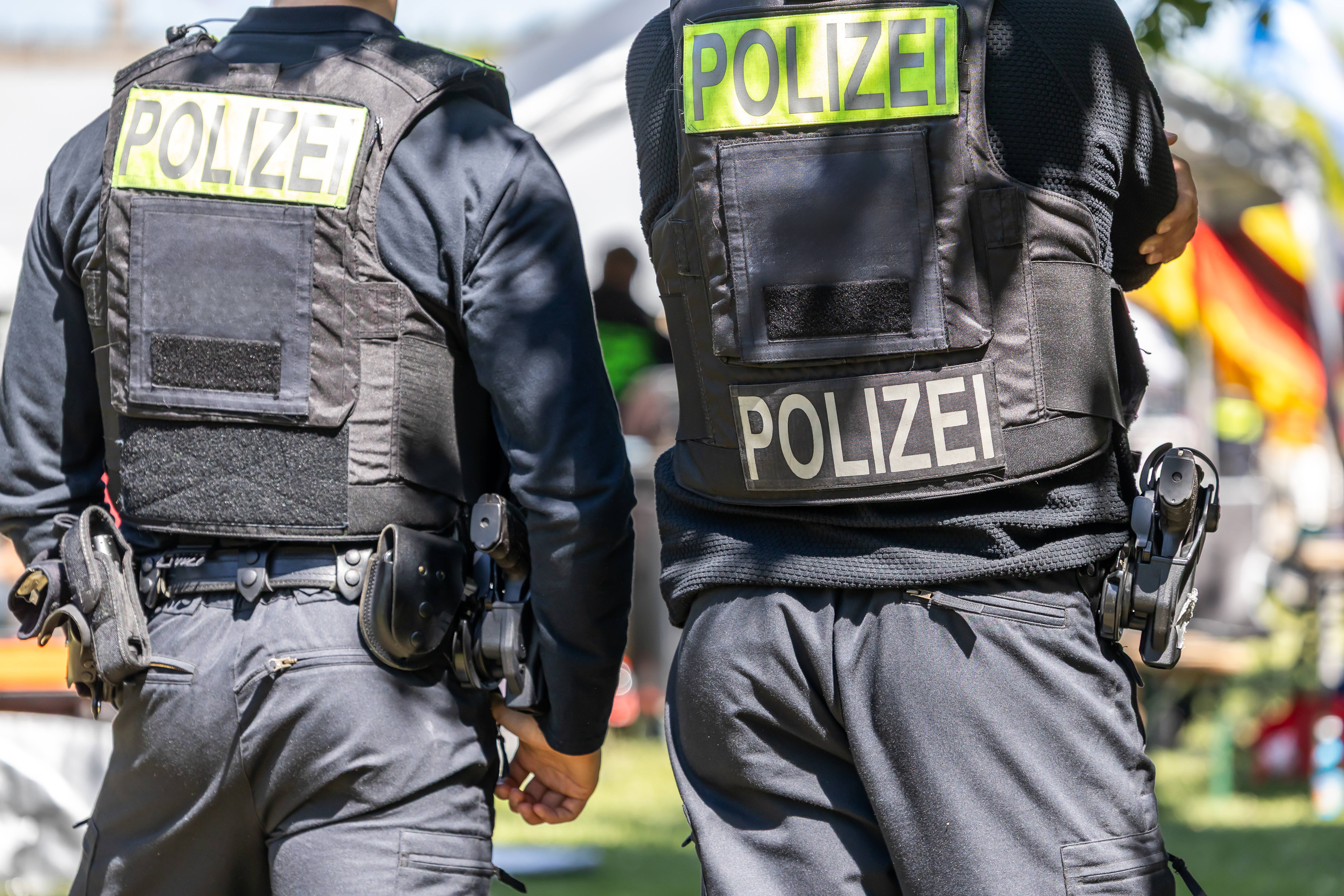 O femeie din Germania și-a aruncat banii pe fereastră. Doi polițiști falși au convins-o că era pe lista unor hoți români