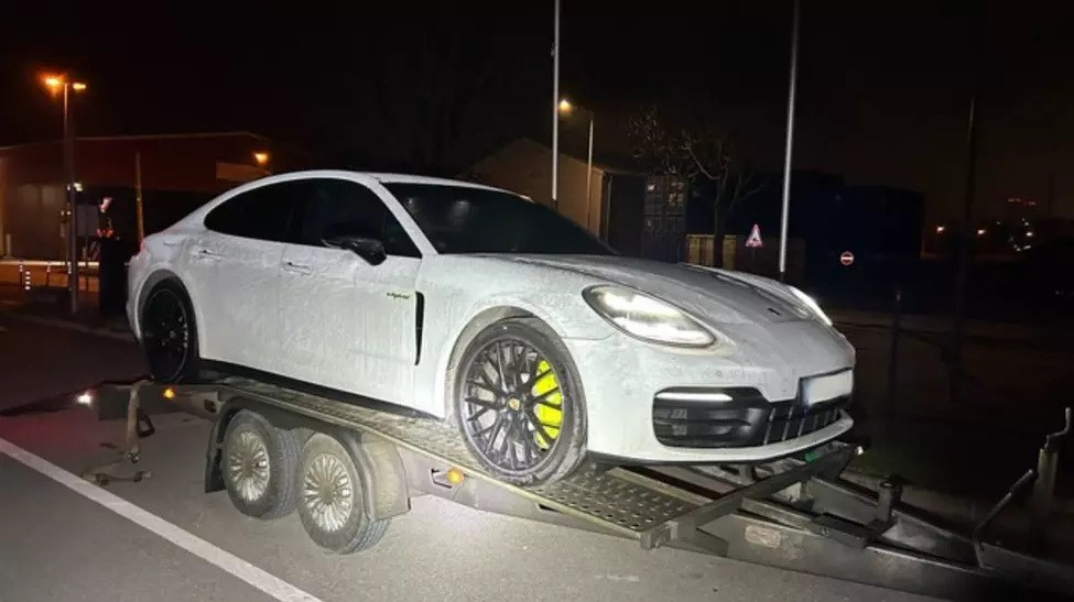 Un ucrainean a încercat să ducă un Porsche Panamera din România în Spania. La frontiera Germaniei s-a ales cu dosar penal