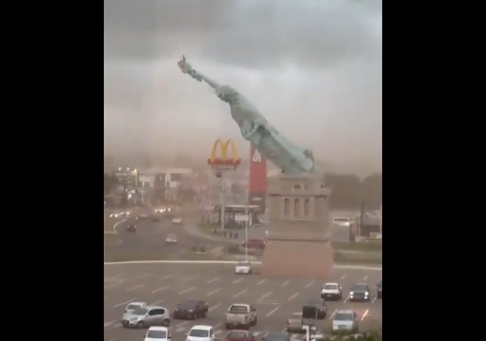 Incident spectaculos: replica Statuii Libertății a căzut într-o piață publică din cauza vântului puternic | Video