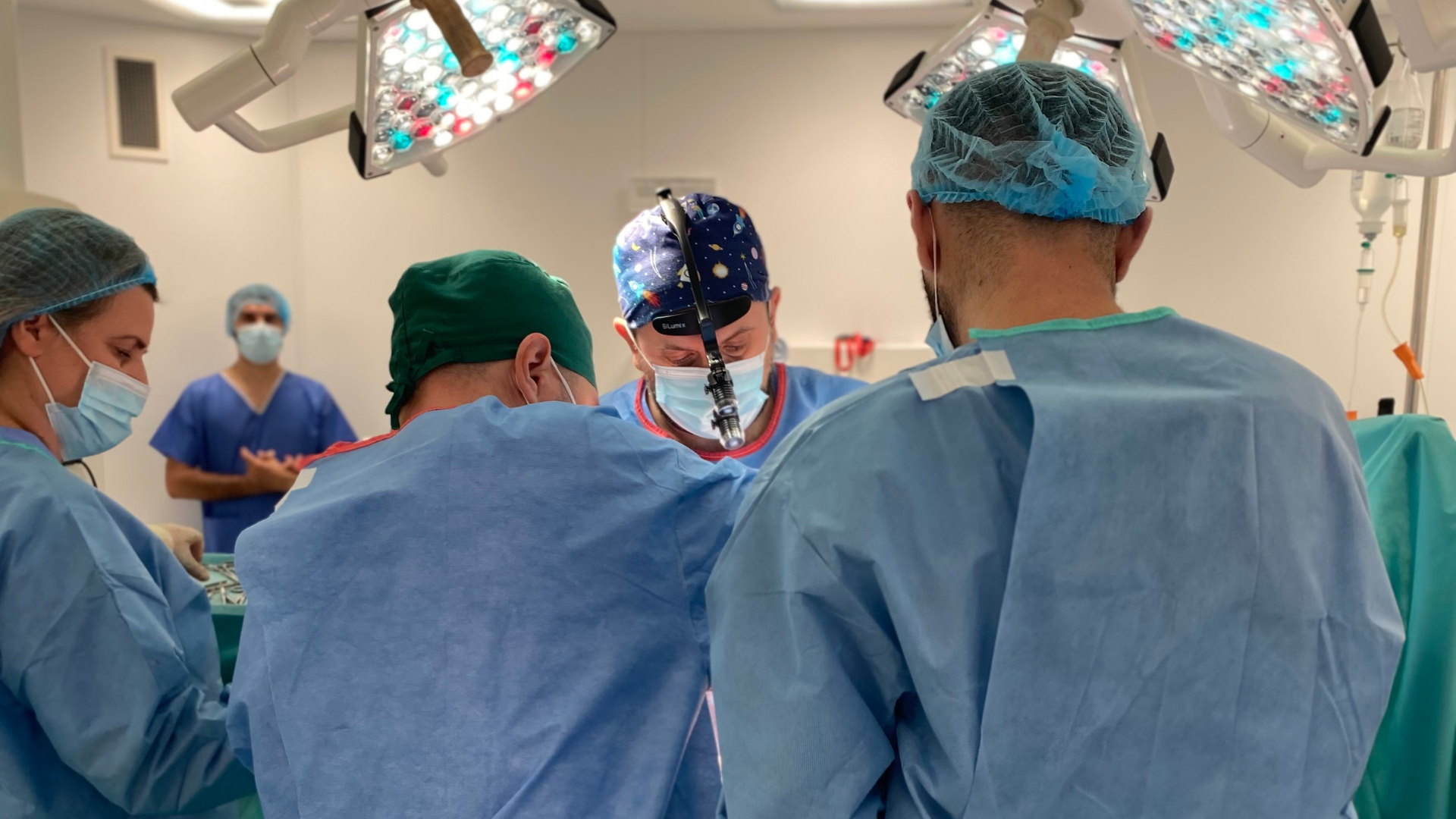 (P) Simptomele erau inexplicabile. Corpul transmitea un pericol. Operația robotică la ficat care i-a dat o șansă Codrinei