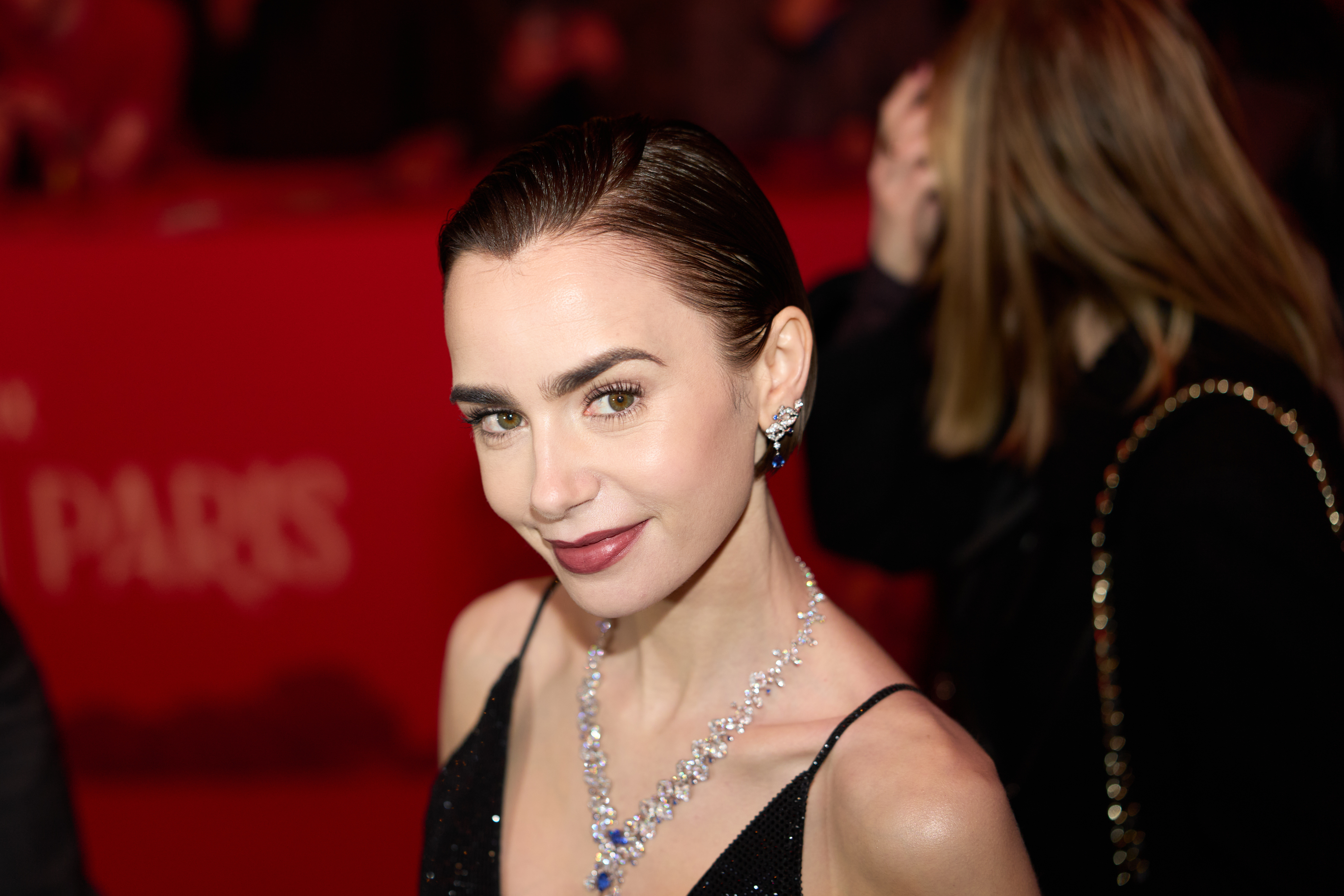 Lily Collins și-a recuperat inelul de logodnă, furat &icirc;n 2023. Bijuteria valorează peste 70.000 de euro