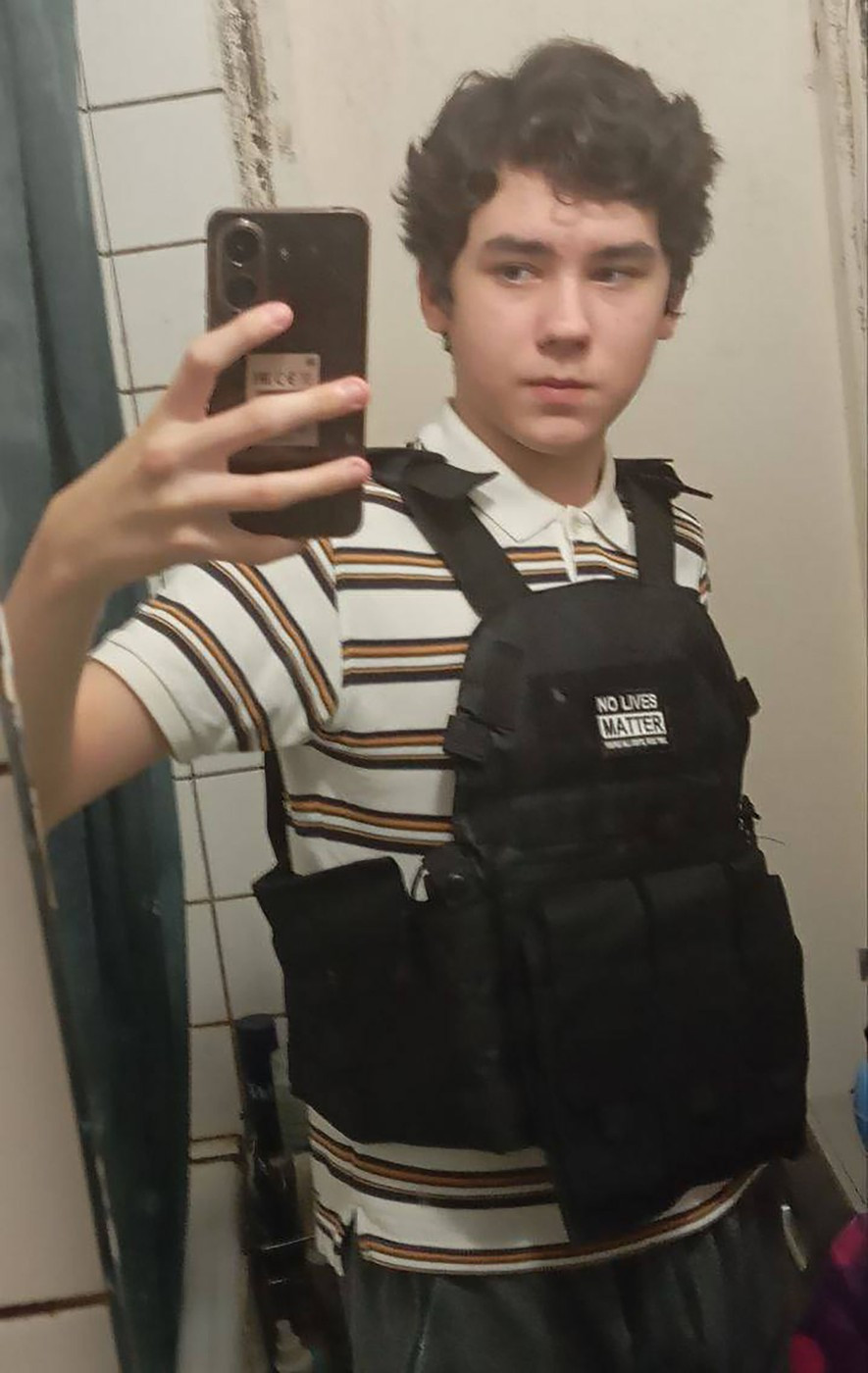 Copil de 10 ani, înjunghiat mortal de un adolescent într-o școală din Rusia. Atacatorul purta un tricou cu „No Lives Matter”