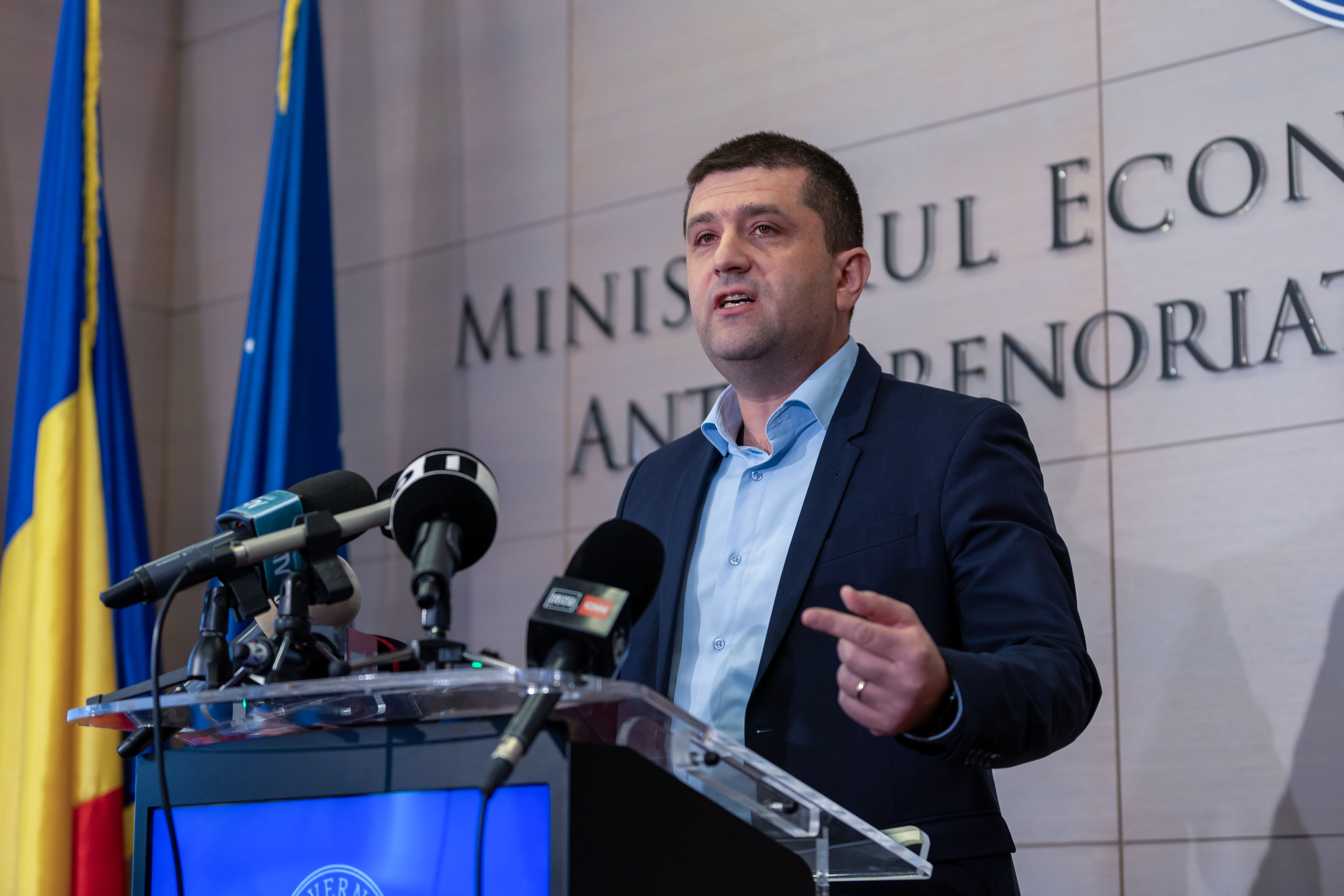 Ministrul Economiei, amendat cu 15.000 de lei pe persoană fizică pentru că a vrut „concedieri corecte la o companie de stat”