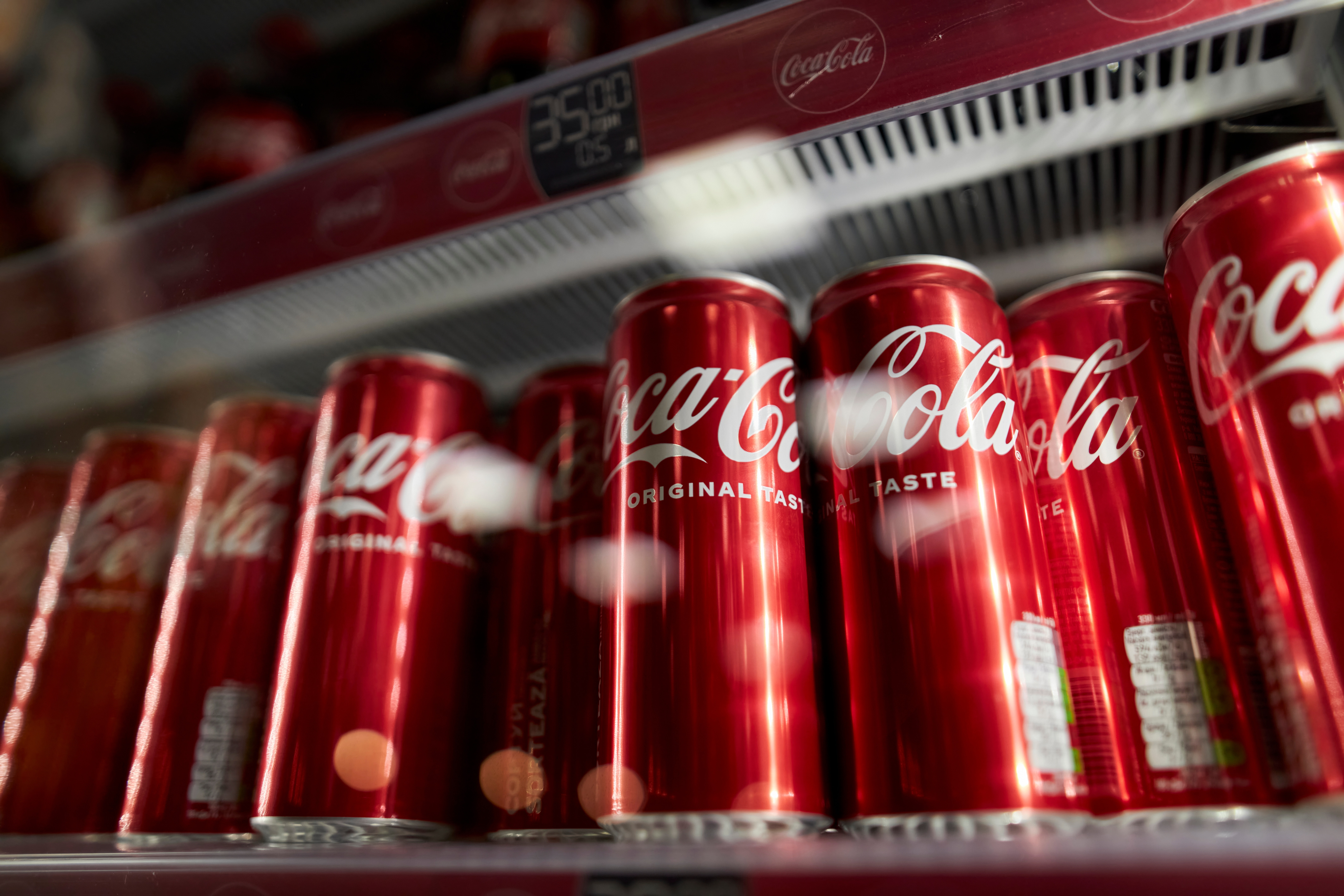 Ce se întâmplă în corpul tău când bei o doză de Coca-Cola. Experții sunt tot mai îngrijorați
