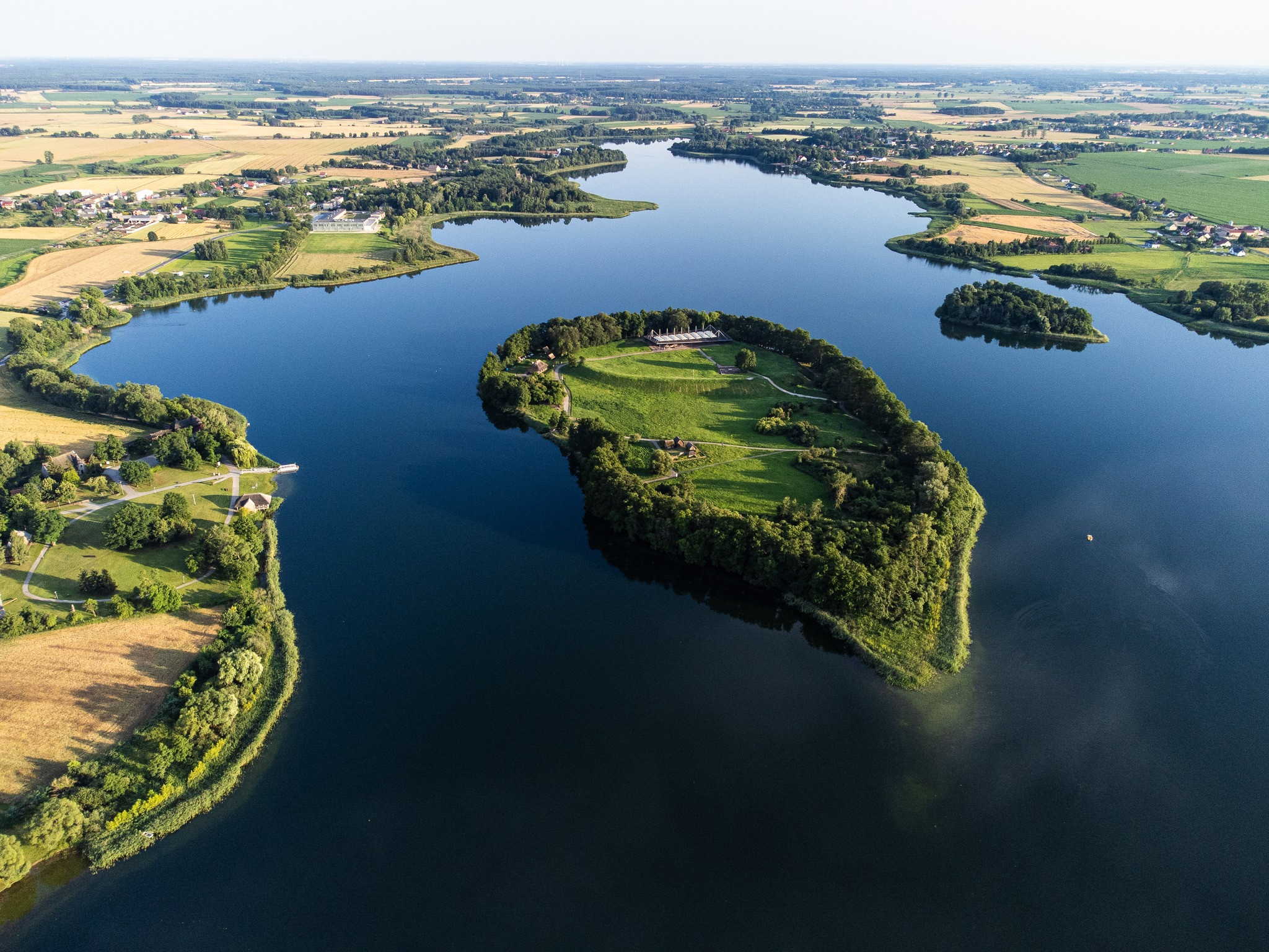 Descoperire uluitoare. Arme medievale ale unor „războinici de rang înalt”, ascunse sub un lac din Polonia. FOTO