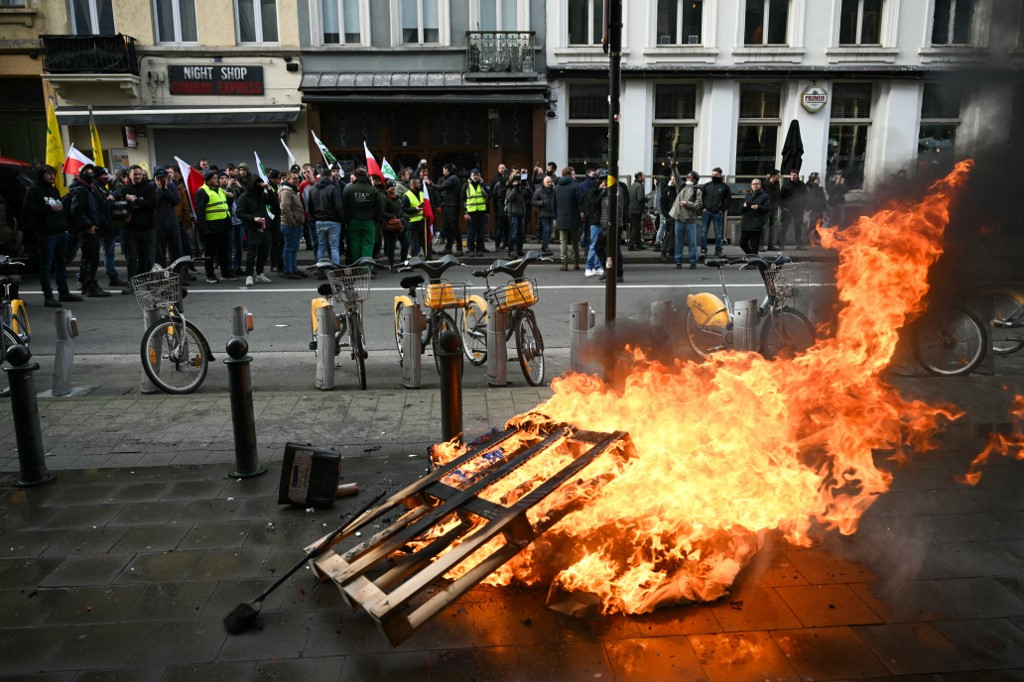 Protest violent în Bruxelles. Mii de fermieri au ieșit în stradă, polițiștii au folosit tunurile cu apă și gaze lacrimogene