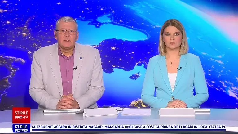 Amendă de 4.000 de lei pentru drumarii din Gorj. Un camion cu lemne a blocat circulația și a lovit acoperișul unei case