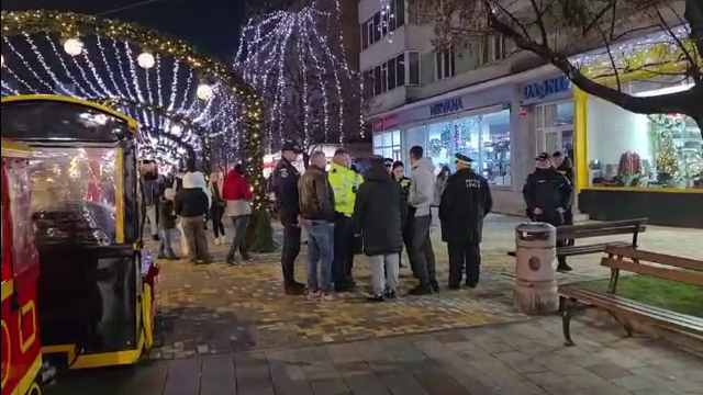 O femeie a fost lovită de un trenuleț care plimba copii la Târgul de Crăciun din Pitești. Șofer: „A sărit în fața mea”