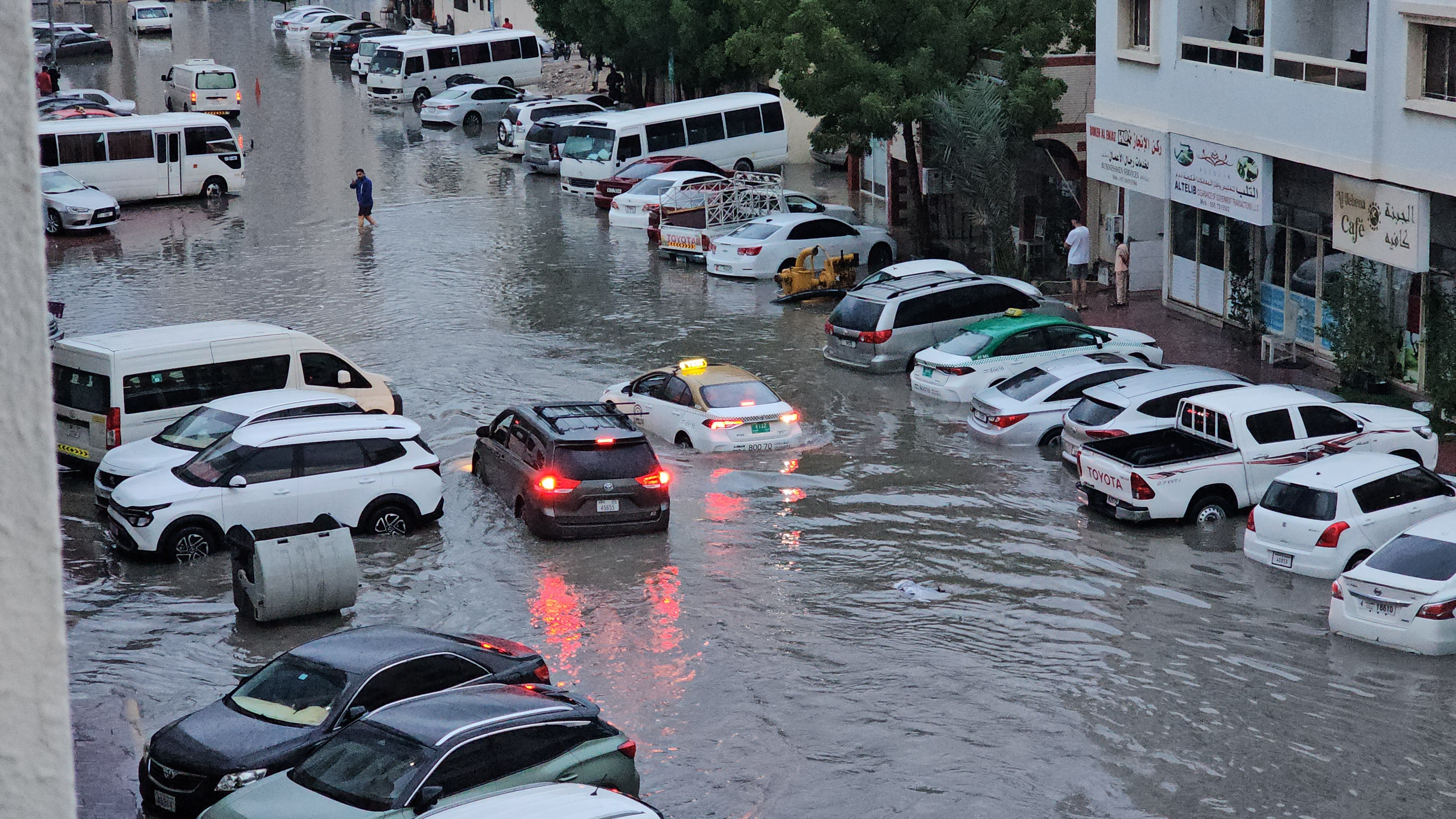 O furtună rară a lovit Emiratele Arabe Unite. Inundații și zboruri perturbate pe aeroportul din Dubai. FOTO&VIDEO