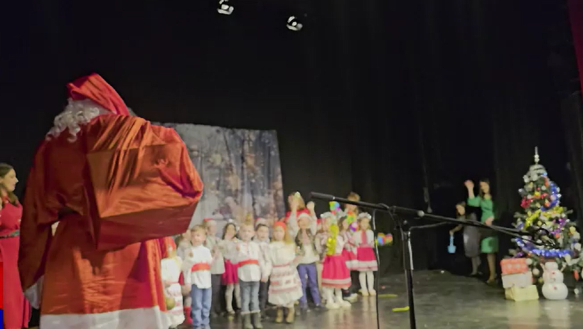 Peste 200 de băcăuani au umplut până la refuz Sala Teatrului Municipal. Au venit să doneze pentru copiii săraci din județ