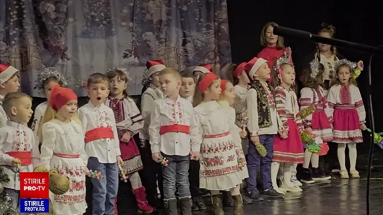 Peste 200 de băcăuani au umplut până la refuz Sala Teatrului Municipal. Au venit să doneze pentru copiii săraci din județ