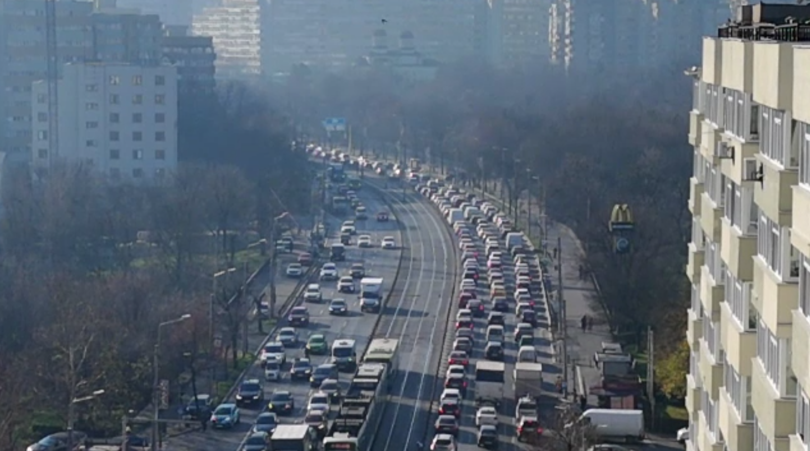 Aglomerație record înainte de sărbători: românii pierd ore în trafic pentru cumpărături și cadouri