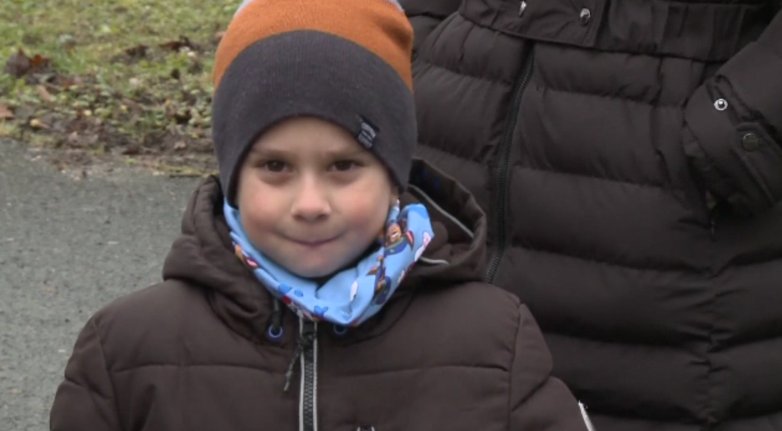 Un băiețel de doar patru ani și-a salvat mama, care a leșinat, după ce a sunat calm la ambulanță