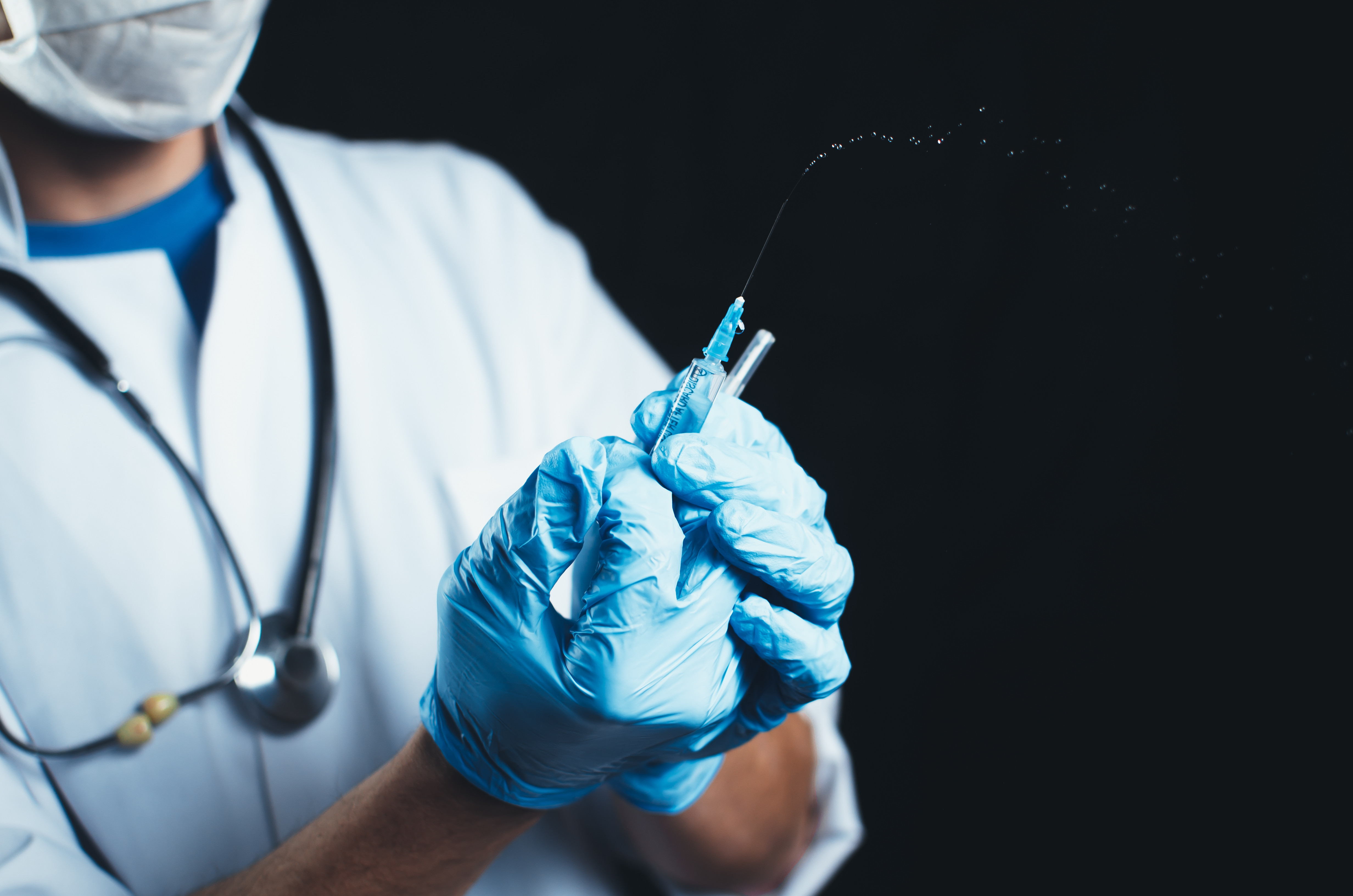 Doctori anchetați după ce s-au stropit cu apă cu seringile în spital