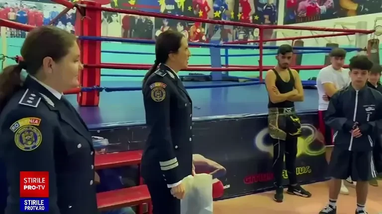 Poliţiştii din Bacău au ţinut locul lui Moş Crăciun. Au dus daruri unui sportiv care provine dintr-o familie modestă