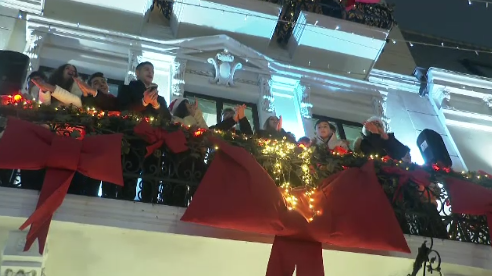 Flashmob de colinde în centrul Constanței: artiștii au cântat de la balcoanele unei clădiri istorice
