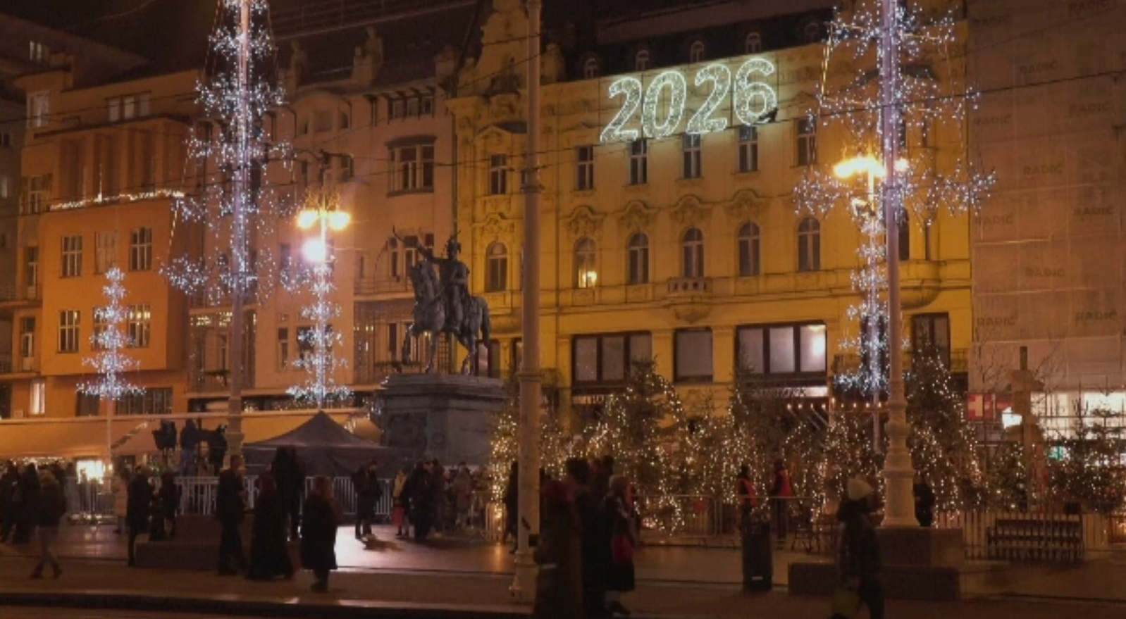 Spiritul sărbătorilor în forme inedite: patinoar într-un monument antic din Croația și case împodobite în Germania