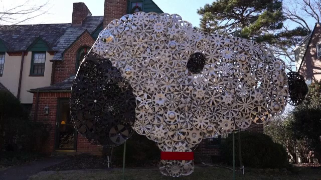 Un bărbat din SUA a transformat o pasiune neobișnuită într-o operă de artă. Ce a făcut cu sute de capace de roți pierdute