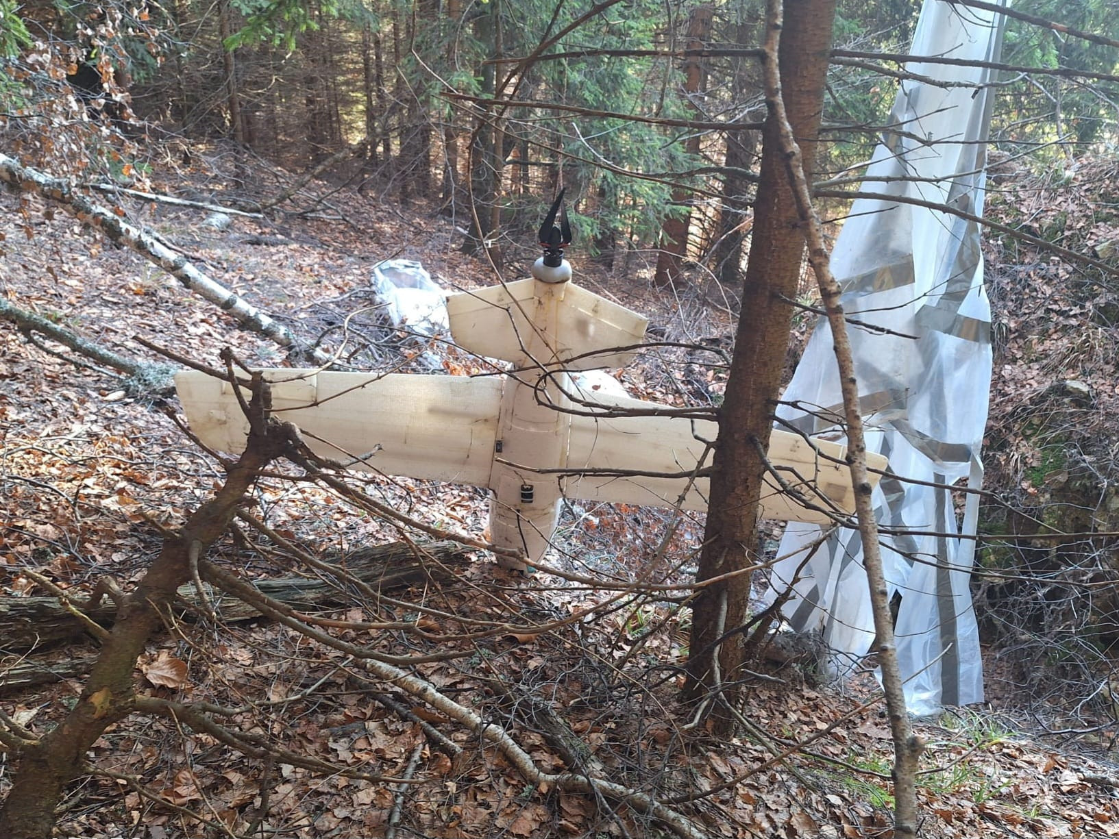 Dronă care are agățată o paraşută, găsită într-o pădure din Argeş. Autoritățile investighează proveniența aparatului