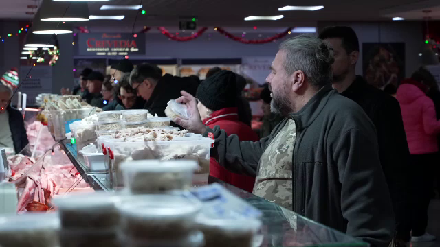 Românii au dat iama în piețe pentru a cumpăra carne de porc pentru Crăciun. Ingredientele perisabile au fost vedeta zilei