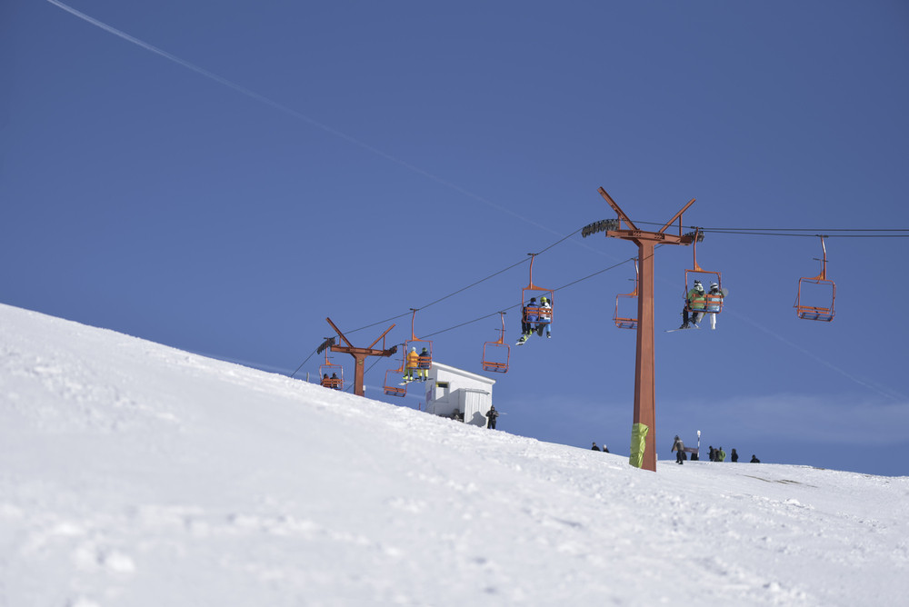 Un bărbat a murit în timp ce se afla în vacanță în Muntenegru, după ce a căzut din telescaun. Soţia lui a fost rănită