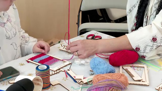 Târg caritabil la Cluj-Napoca. Mai mulți oameni au cumpărat obiecte făcute manual. Banii vor ajunge la un centru medical