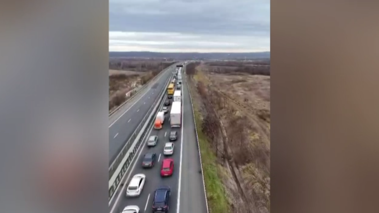 Trafic infernal pe A1 după vama Nădlac. Coloane de maşini de până la 11 kilometri la Margina
