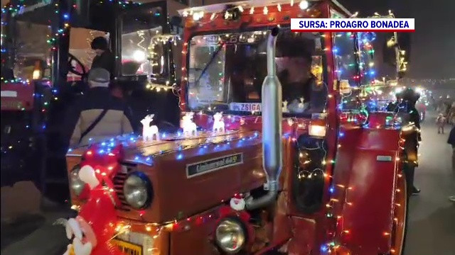 Seară magică în orașul Valea lui Mihai din județul Bihor. Pe străzi au defilat tractoare ornate cu lumini de Crăciun