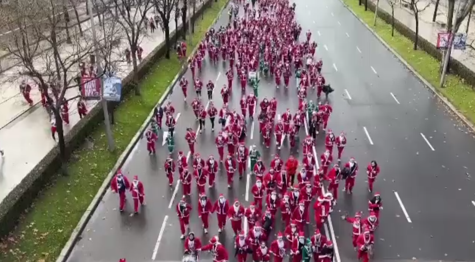 Peste 10.000 de alergători costumați în Moș Crăciun au luat startul la crosul caritabil din Madrid