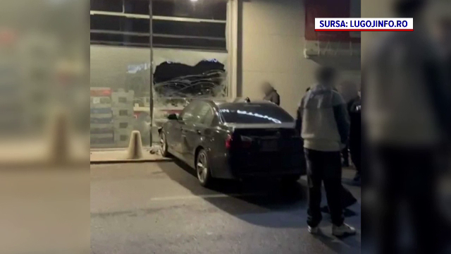 Un șofer a intrat cu mașina în vitrina unui centru comercial din Timiș, după ce a făcut drifturi în parcare. Momentul, filmat