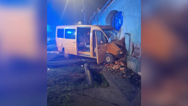 Șapte copii au ajuns la spital, după ce șoferița unui microbuz a pierdut controlul și a intrat într-o casă, în Sibiu