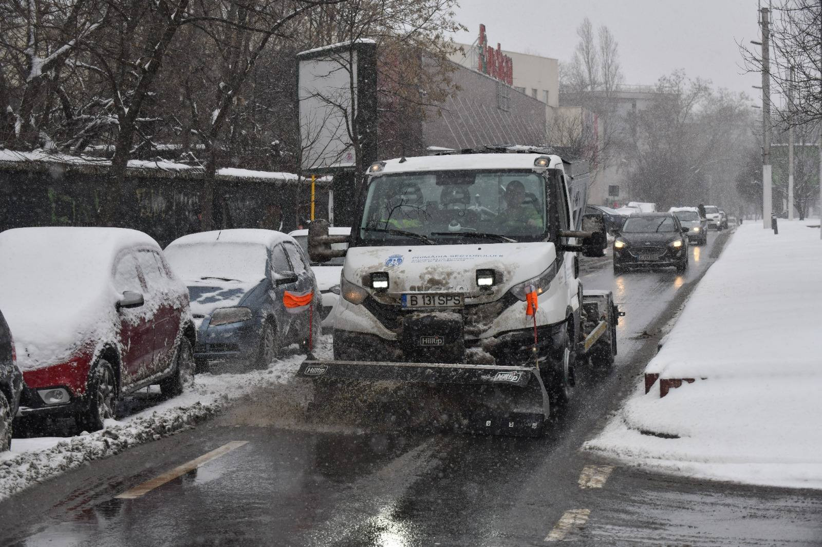 PMB promite că e pregătită pentru fulgii care ar putea cădea în Ajun de Crăciun. Lista utilajelor care vor interveni