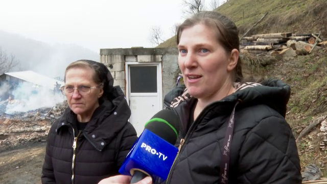 În Bistrița-Năsăud, patru copii și părinții lor au rămas fără casă după un incendiu violent, în prag de sărbători