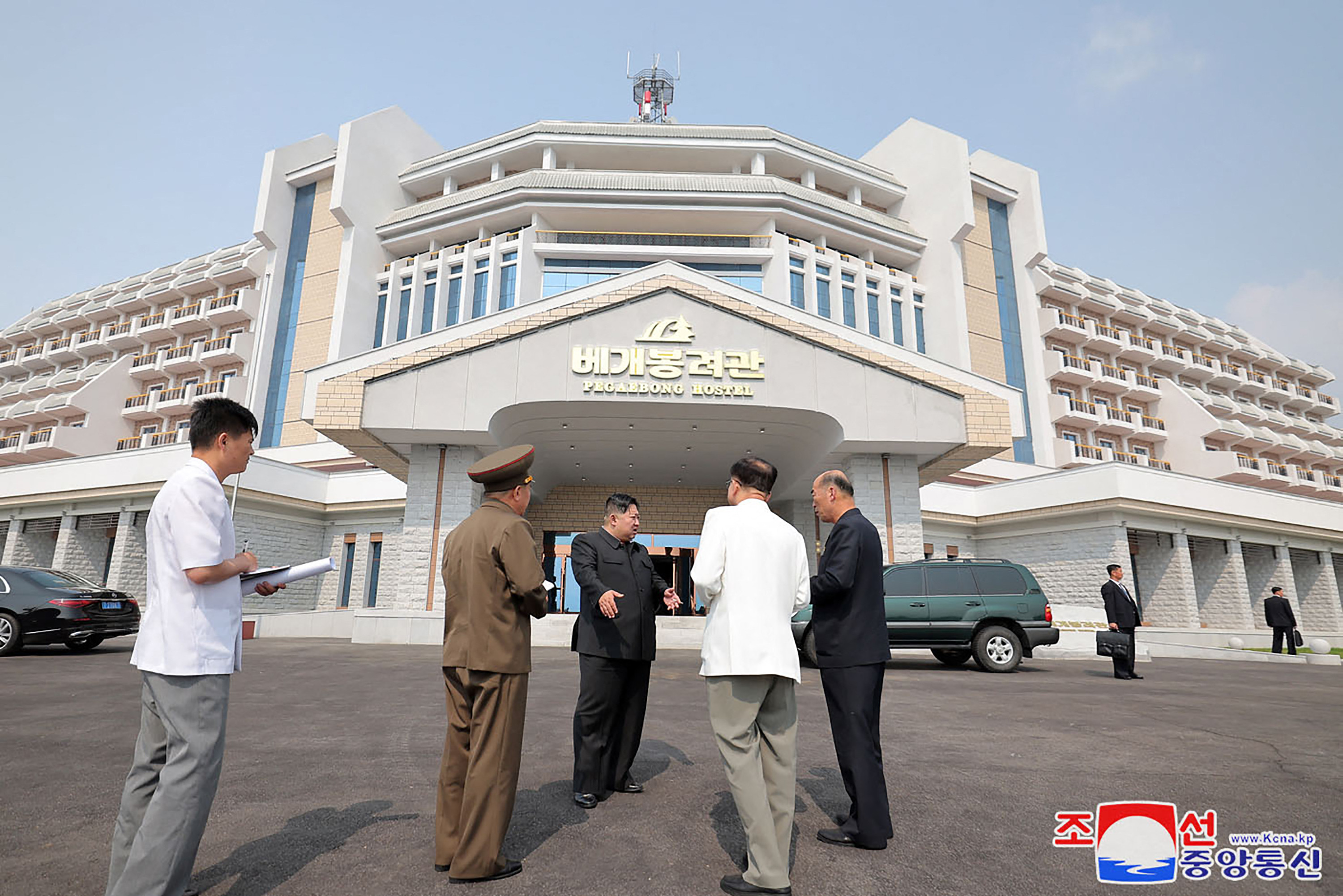 Kim Jong Un şi fiica sa au inaugurat o nouă staţiune montană luxoasă. FOTO